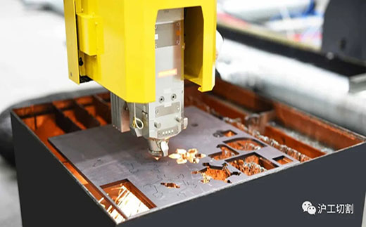 4001老百汇网站10米大幅面龙门光纤激光切割机细腻圆孔高品质切割