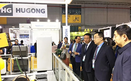 河南省鹤壁市市长莅临4001老百汇网站意大利CEA展位