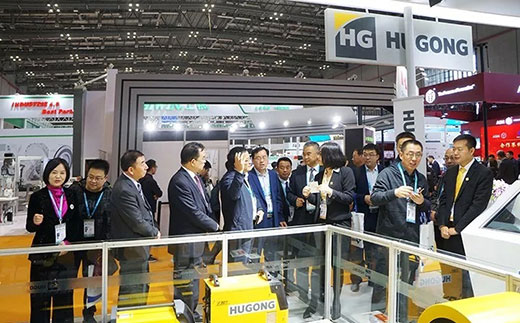 甘肃省天水市常务副市长莅临4001老百汇网站意大利CEA展位